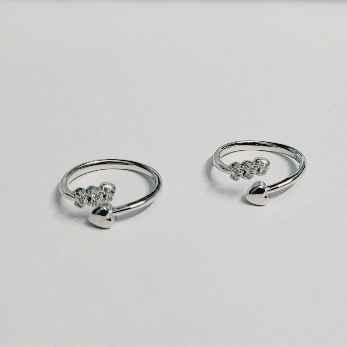 Modern Silver Toe Ring for Women with White Stones - Adjustable & Elegant Silvergift.in