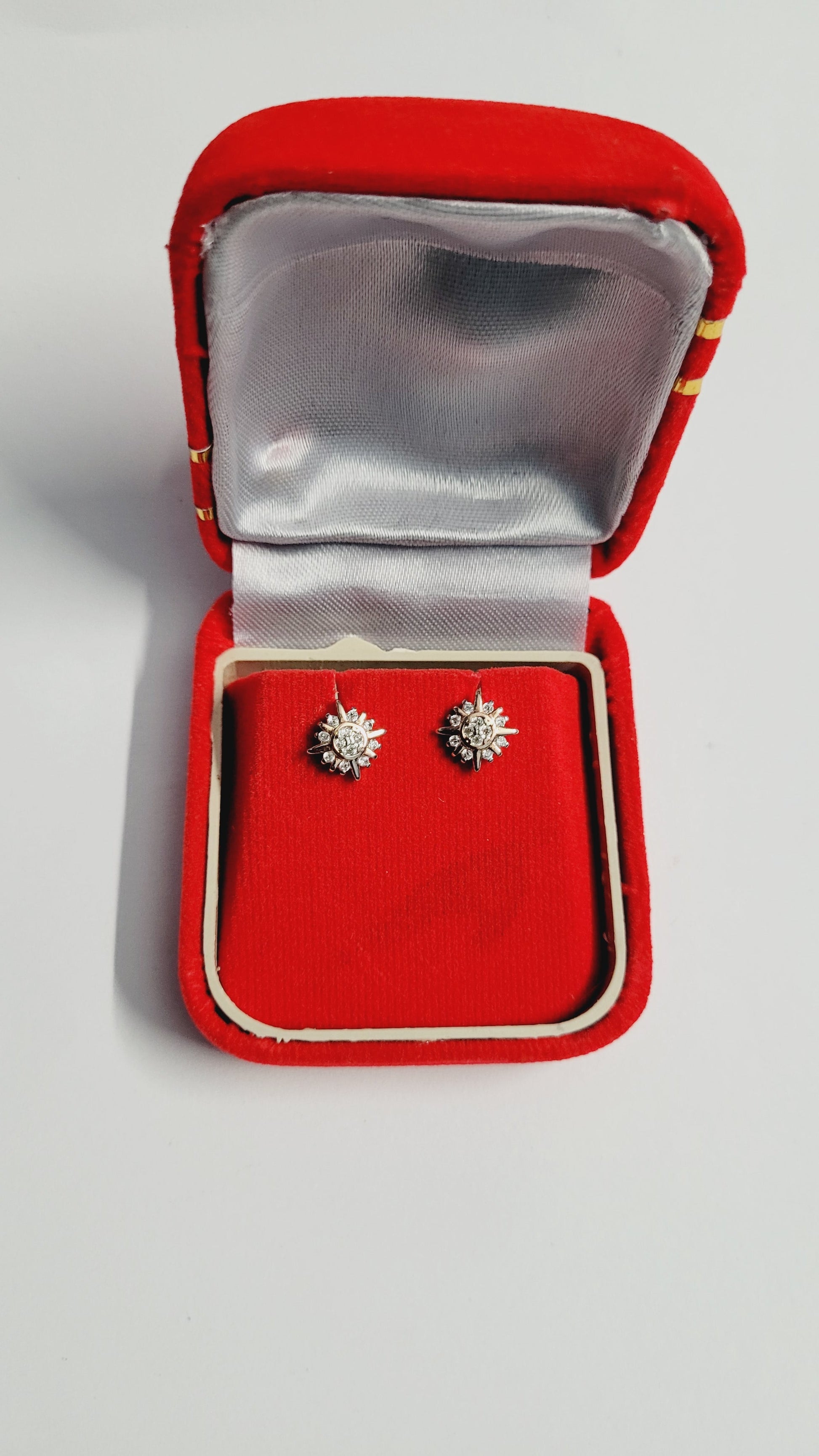 Silver Flower stone Stud Earrings - Floral Design Sterling Silver Studs Silvergift.in