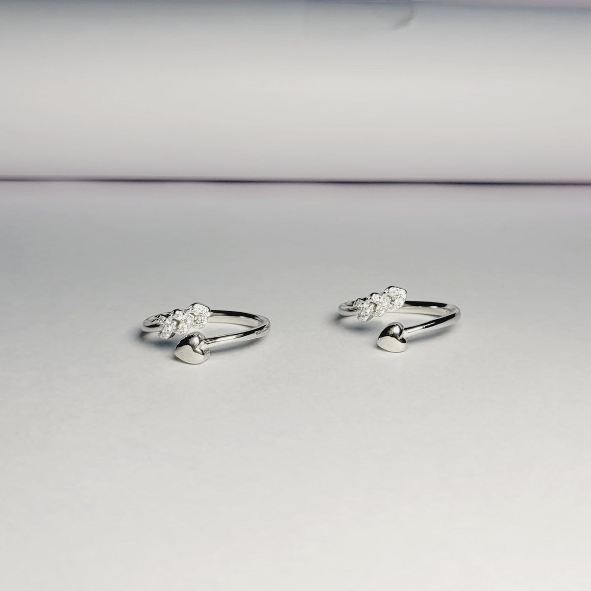 Modern Silver Toe Ring for Women with White Stones - Adjustable & Elegant Silvergift.in